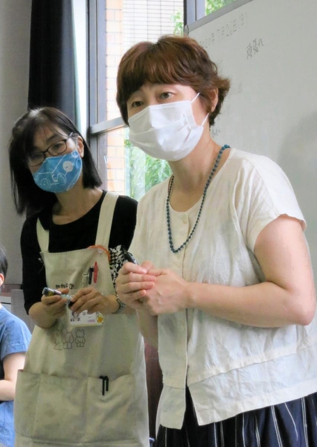 「生きるのヘタ会？」で進行役を務める細川貂々さん＝宝塚市立中央図書館