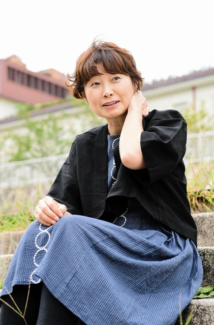 子どものころから感じてきた「生きづらさ」や当事者研究について語る細川貂々さん＝宝塚市栄町（撮影・中西幸大）