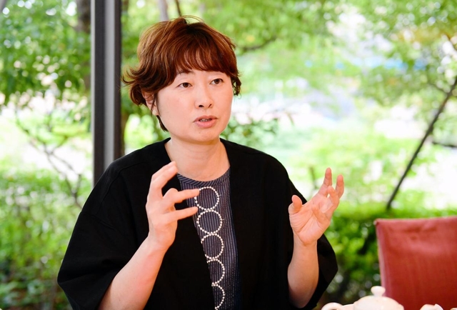 子どものころから感じてきた「生きづらさ」や当事者研究について語る細川貂々さん＝宝塚市栄町（撮影・中西幸大）