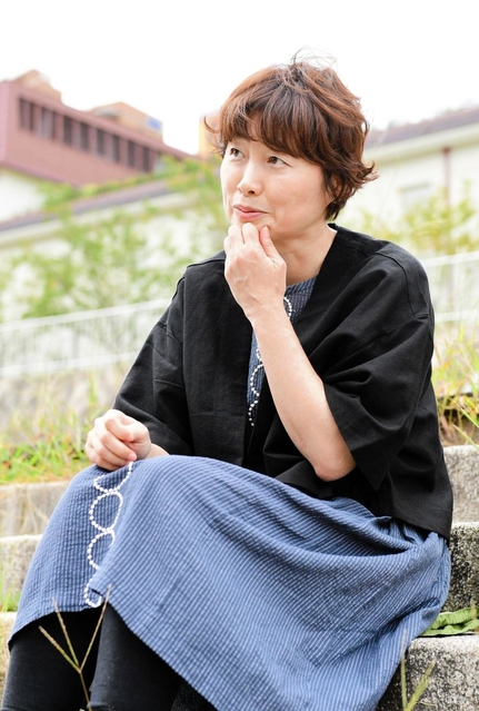 子どものころから感じてきた「生きづらさ」や当事者研究について語る細川貂々さん＝宝塚市栄町（撮影・中西幸大）