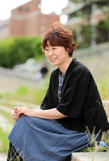 子どものころから感じてきた「生きづらさ」や当事者研究について語る細川貂々さん＝宝塚市栄町（撮影・中西幸大）