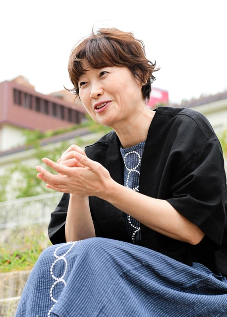 子どものころから感じてきた「生きづらさ」や当事者研究について語る細川貂々さん＝宝塚市栄町（撮影・中西幸大）