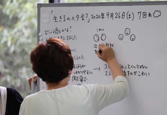 参加者の語りをホワイトボードに記入していく細川貂々さん＝宝塚市立中央図書か（撮影・藤家　武）