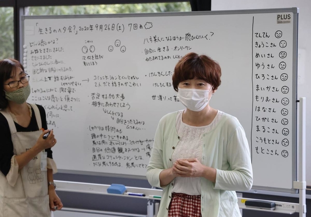 「生きるのヘタ会？」で進行役を務める細川貂々さん＝宝塚市立中央図書館（撮影・藤家　武）