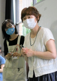 「生きるのヘタ会？」で進行役を務める細川貂々さん＝宝塚市立中央図書館