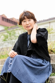 子どものころから感じてきた「生きづらさ」や当事者研究について語る細川貂々さん＝宝塚市栄町（撮影・中西幸大）