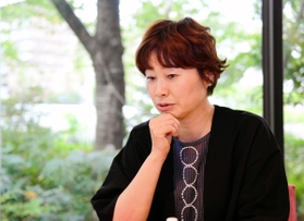 子どものころから感じてきた「生きづらさ」や当事者研究について語る細川貂々さん＝宝塚市栄町（撮影・中西幸大）