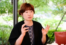 子どものころから感じてきた「生きづらさ」や当事者研究について語る細川貂々さん＝宝塚市栄町（撮影・中西幸大）