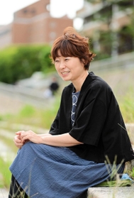 子どものころから感じてきた「生きづらさ」や当事者研究について語る細川貂々さん＝宝塚市栄町（撮影・中西幸大）