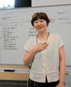 「生きるのヘタ会？」のホワイトボードの前に立つ細川貂々さん＝宝塚市立中央図書館