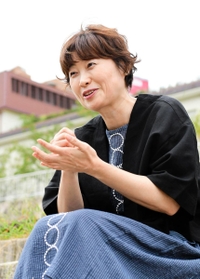 子どものころから感じてきた「生きづらさ」や当事者研究について語る細川貂々さん＝宝塚市栄町（撮影・中西幸大）