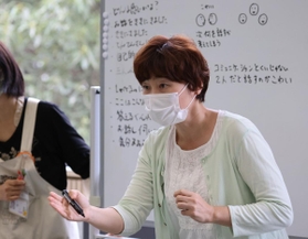 「生きるのヘタ会？」で進行役を務める細川貂々さん＝宝塚市立中央図書館（撮影・藤家　武）