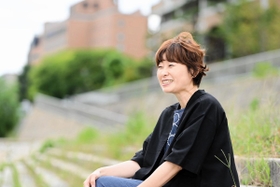 子どものころから感じてきた「生きづらさ」や当事者研究について語る細川貂々さん＝宝塚市栄町（撮影・中西幸大）