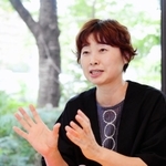 子どものころから感じてきた「生きづらさ」や当事者研究について語る細川貂々さん＝宝塚市栄町（撮影・中西幸大）