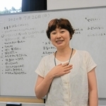 「生きるのヘタ会？」のホワイトボードの前に立つ細川貂々さん＝宝塚市立中央図書館