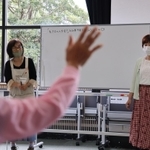 手を挙げて発言する参加者と交流する細川貂々さん＝宝塚市立中央図書館（撮影・藤家　武）