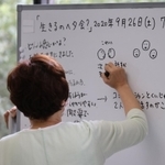 参加者の語りをホワイトボードに記入していく細川貂々さん＝宝塚市立中央図書か（撮影・藤家　武）