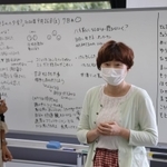 「生きるのヘタ会？」で進行役を務める細川貂々さん＝宝塚市立中央図書館（撮影・藤家　武）