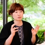 子どものころから感じてきた「生きづらさ」や当事者研究について語る細川貂々さん＝宝塚市栄町（撮影・中西幸大）