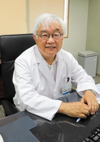 アルコール依存症について語る山本訓也院長＝神戸市西区押部谷町