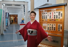 落語家の桂あやめさん。喜楽館の前で＝神戸市兵庫区新開地２（撮影・三津山朋彦）