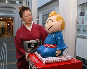 落語家の桂あやめさんとビリケン像＝神戸市兵庫区新開地２、喜楽館（撮影・三津山朋彦）