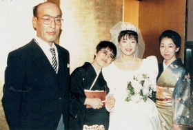 桂あやめさん（右から２人目）の結婚式。左から２人目が母・入谷玲子さん。左端は父・保さん＝桂さん提供 