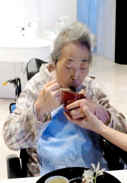 息を引き取る約１週間前の植木則さん。大好きなそばを食べた＝豊岡市日高町、リガレッセ（施設提供）
