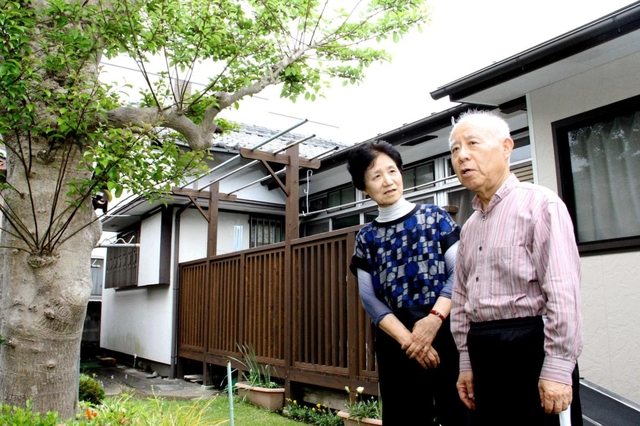 ホームホスピス開設時を振り返る市原美穂さんと内田保實さん。庭の木は一回り大きくなった＝宮崎市曽師町