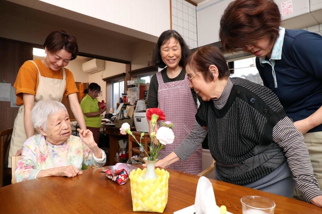 入居者とスタッフが集う。いつもにぎやかだ＝洲本市下加茂２、「ぬくもりの家　花・花」（撮影・辰巳直之）