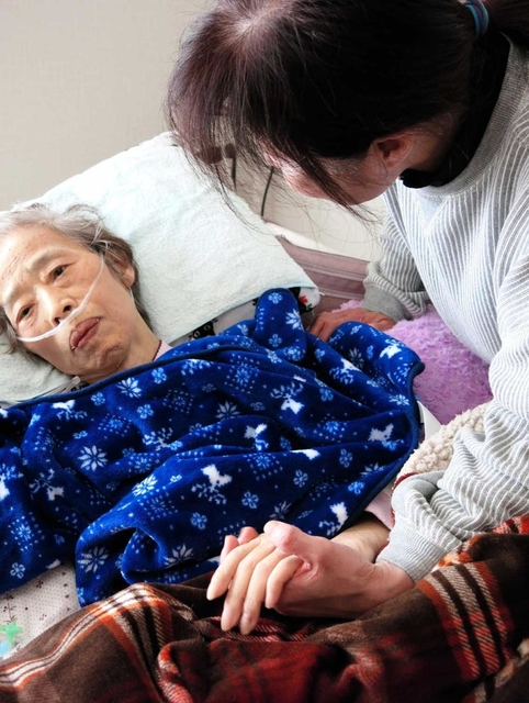亡くなる１カ月半ほど前の斉藤多津子さん。最期まで穏やかだったという＝洲本市下加茂２、「ぬくもりの家　花・花」