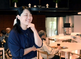「人ってね、枯れるように、楽に死ねるんよ」。大槻恭子さんはそう言って笑った＝豊岡市日高町、リガレッセ（撮影・秋山亮太）