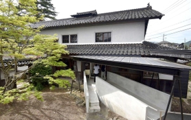 古民家を改修した施設。屋根にはしゃちほこが飾られている＝豊岡市日高町、リガレッセ（撮影・秋山亮太）