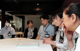 植木則さんと関わったスタッフが語り合う会議で、看護師の安東綾子さん（右端）が目を潤ませた＝豊岡市日高町、リガレッセ