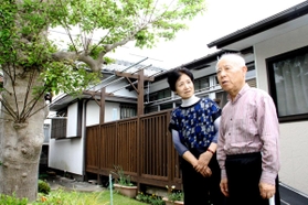 ホームホスピス開設時を振り返る市原美穂さんと内田保實さん。庭の木は一回り大きくなった＝宮崎市曽師町