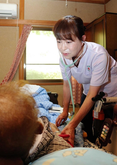 在宅療養の患者の家を訪れ、体調をチェックする北山臣子さん＝小野市内