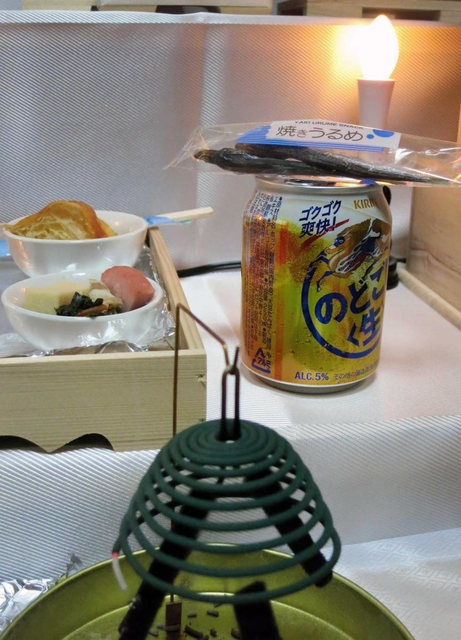 純一さんは退院後、晩酌を楽しんだ。祭壇にはアルコールとおつまみが供えられている＝小野市内