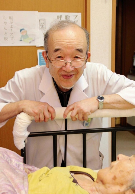 訪問診療で笑顔を浮かべる徳永進医師。柔らかな物腰が患者や家族を安心させる＝鳥取市内