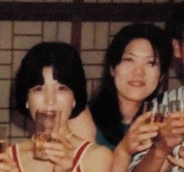 勤務先の慰安旅行で記念写真に納まる黒田裕子さん（左）と山本美奈子さん＝１９８３年ごろ（山本さん提供）