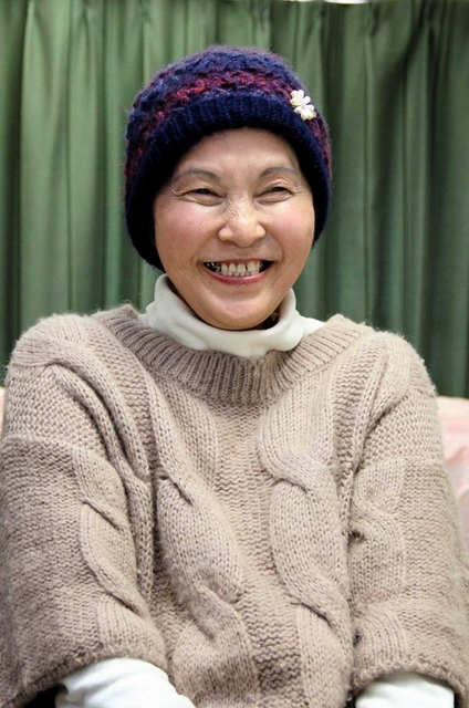 ２月下旬、清水千恵子さんは笑顔を交えながら取材に応じてくれた＝神戸市東灘区