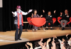 小野市が６５歳の市民向けに開いた「エイジ・ルネサンス・パーティ（第２の成人式）」で、会場を盛り上げる廣尾すみゑさん＝２０１６年２月３日、小野市中島町（撮影・吉田敦史）