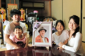 すみゑさんとの別れについて語る（左から）長男の辰也さん、三獅郎君、色花さん、理絵さん＝小野市内