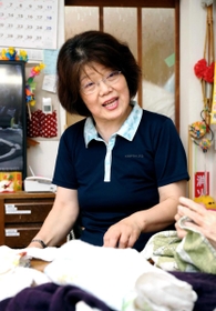 「ぬくもりの家　花・花」の山本美奈子さん。父は自宅で、母は「花・花」でみとった＝洲本市（撮影・辰巳直之）