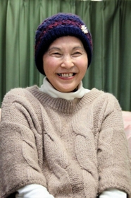 ２月下旬、清水千恵子さんは笑顔を交えながら取材に応じてくれた＝神戸市東灘区