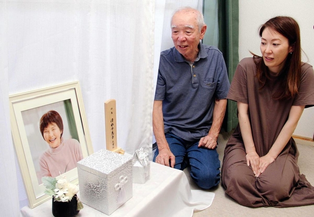 清水千恵子さんの遺影を前に、思い出を語る将夫さんと香織さん＝神戸市東灘区