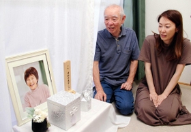 清水千恵子さんの遺影を前に、思い出を語る将夫さんと香織さん＝神戸市東灘区