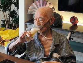 ビールを飲む山●仁嗣さん。前の病院では口から食べることはできなかった＝２０１７年１２月、松山市（医療法人ゆうの森提供）※●は立つ崎