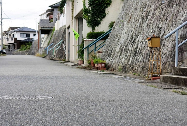 家を出た小島光子さんは、この辺りを歩いていたとみられる＝小野市内