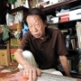 「しっかり者で、おしゃれでね」。弘子さんの捜索ビラに目をやる三谷文男さん＝神戸市兵庫区