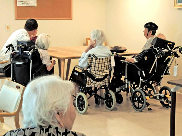 「ルミエールしかまつ」では、いろいろな症状の人が暮らしている＝神戸市長田区（撮影・後藤亮平）